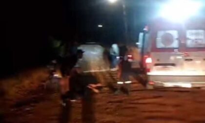 Motociclista fica ferido após colidir em material de obra depositado no Poço Comprido