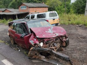 Colisão entre carro e caminhonete deixa 2 feridos na ERS-400