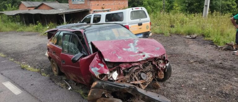 Colisão entre carro e caminhonete deixa 2 feridos na ERS-400