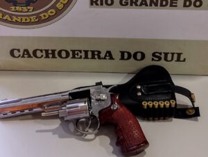 Brigada Militar apreende simulacro de arma no Marina