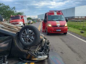 Carro capota na ERS-400, após colisão