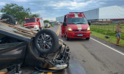 Carro capota na ERS-400, após colisão