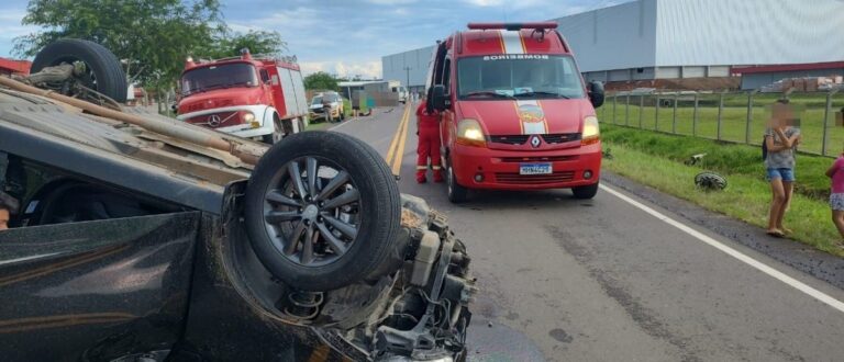 Carro capota na ERS-400, após colisão