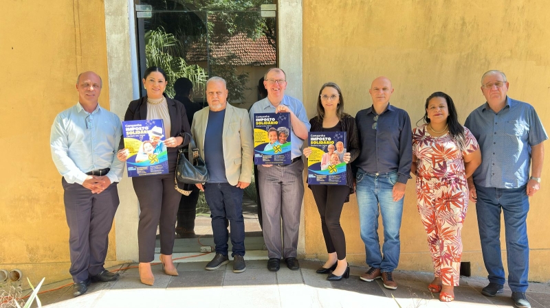Prefeito Balardin, Graciela Tavares, Santo Tavares (presidente do COMDICA), Dr. Daniel, Renata Scarparo (Receita Federal), João Alexandre Bittencourt, Lisandra Côrrea Ferreira (presidente do COMAI) e Roberto Drews (presidente da Associação dos Contabilistas) / Crédito: Max Rosa