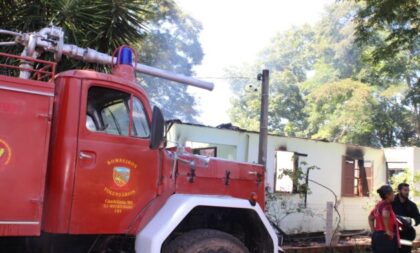 Casa é destruída por incêndio em Candelária