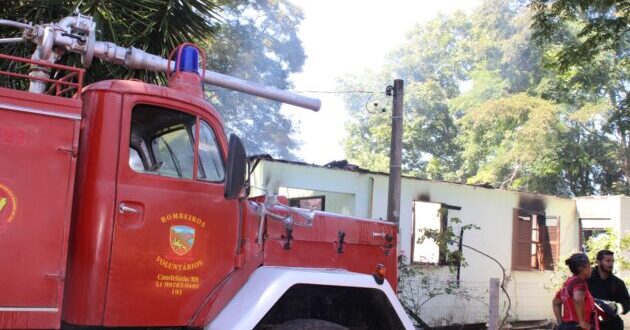 Casa é destruída por incêndio em Candelária