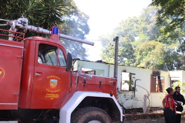 Incêndio em Candelária: fogo em residência deixou rastro de destruição e prejuízos / Foto: Corpo de Bombeiros Voluntários de Candelária