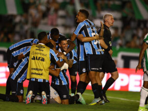 Gustavo Martins marca de bicicleta, Volpi brilha nas penalidades e Grêmio classifica