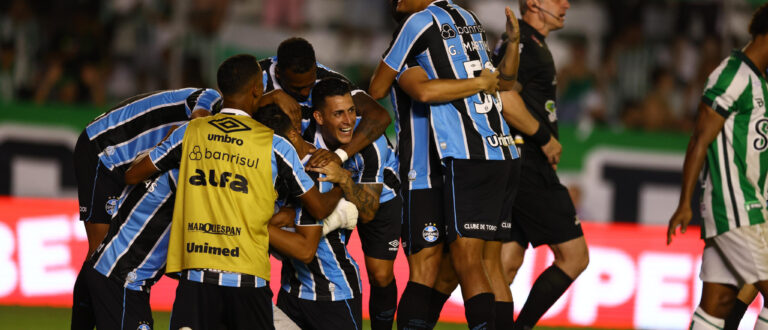 Gustavo Martins marca de bicicleta, Volpi brilha nas penalidades e Grêmio classifica