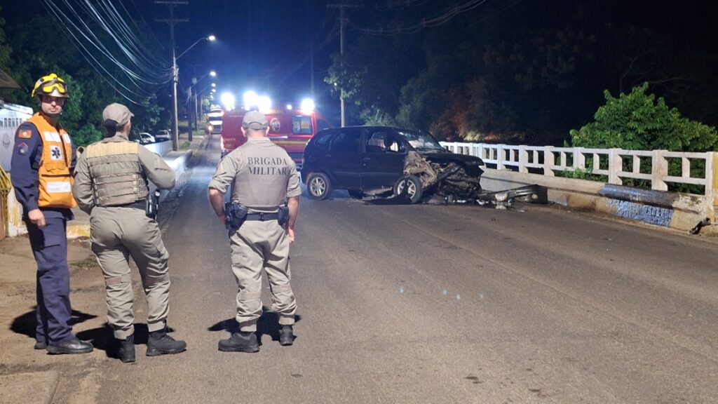 Acidente na Imigrantes: colisão de carro na lateral da ponte da Avenida dos Imigrantes levou motorista ao HCB. Via está bloqueada / Fotos: Milos Silveira