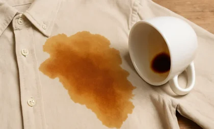 3 maneiras de remover manchas de café das roupas sem esforço
