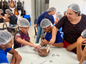 Oficina de Chocolate em Pantano Grande envolve 45 crianças e adolescentes