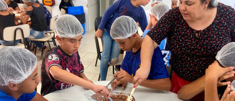 Oficina de Chocolate em Pantano Grande envolve 45 crianças e adolescentes