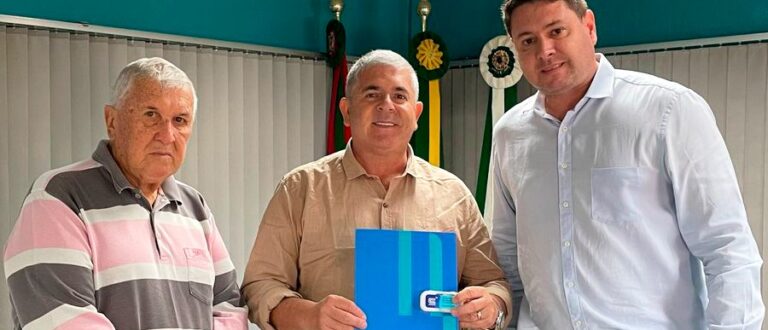 Prefeitura de Pantano Grande recebe Plano Regional de Saneamento