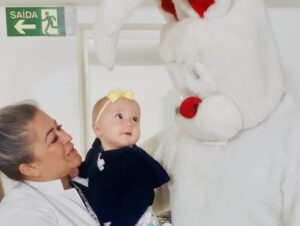 Stories – Coelho da Páscoa recepciona as crianças na EAP Central