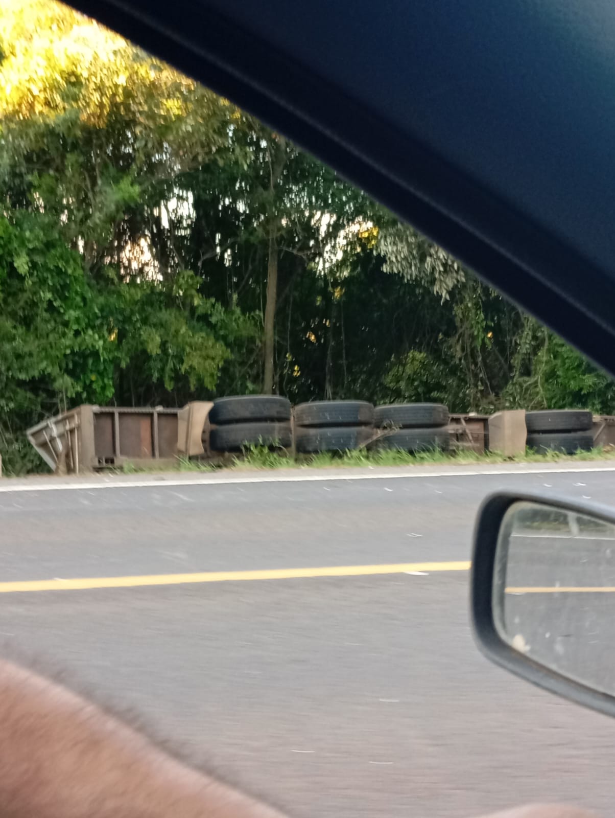 Caminhão ficou tombado às margens da BR-153