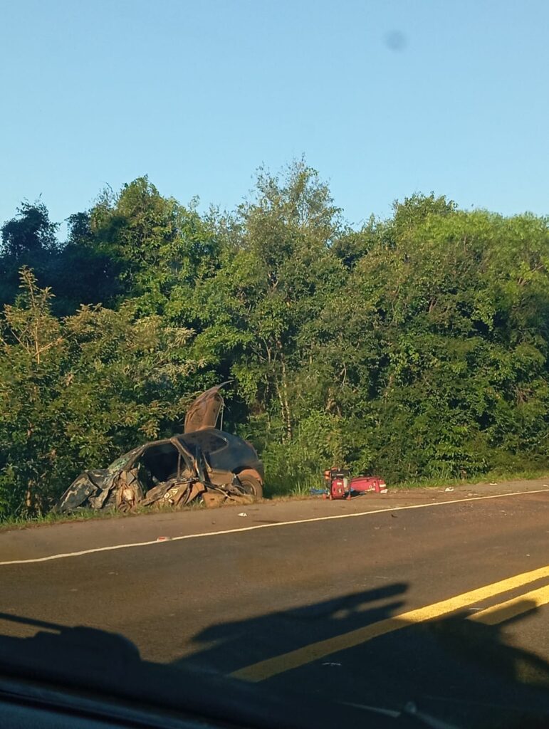 Acidente na BR-153: envolvidos foram encaminhados ao HCB. Carro ficou destruído / Fotos: Divulgação