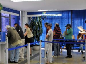 Para reduzir filas no INSS, governo adota bônus a servidores