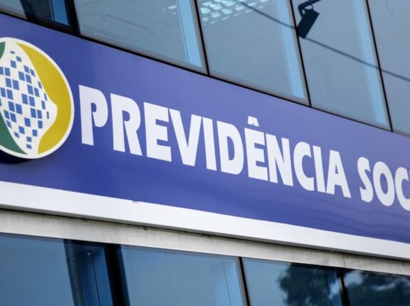 INSS paga segunda parcela do 13º a quem recebe acima do mínimo