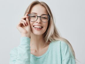 Quais são os sintomas de adaptação ao óculos de grau?