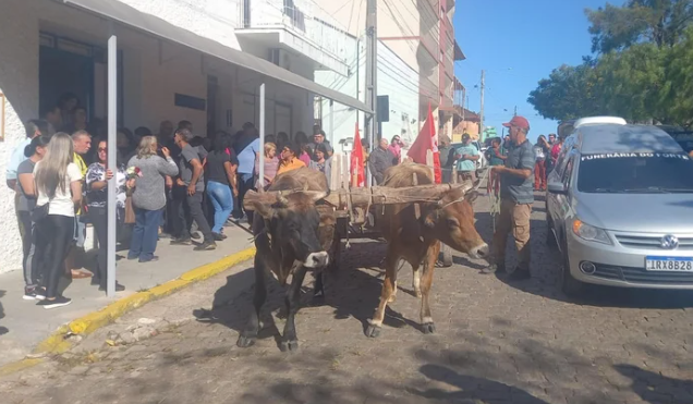Cortejo com o corpo sai do velório em carro de boi em direção ao Cemitério das Catacumbas, em Caçapava do Sul / Foto: Maiko Araújo/Funerária do Forte