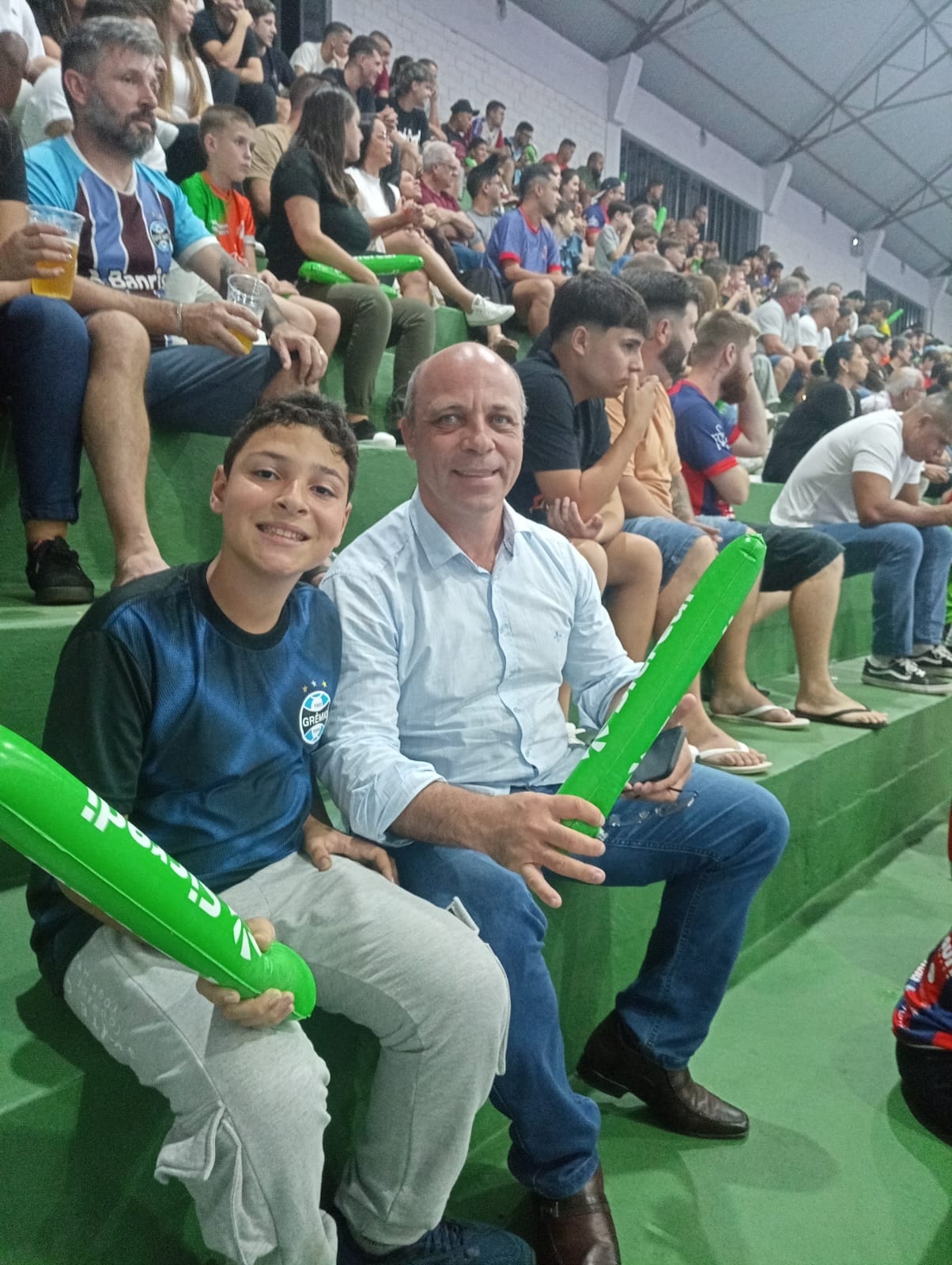 Torcida apoio equipe em jogo recheado de gols, incluindo o prefeito Leandro Balardin e seu filho / Crédito: OC
