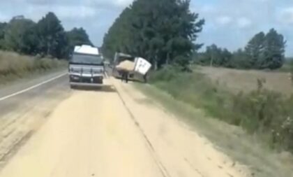 Acidente com três caminhões deixa soja espalhada na BR-153