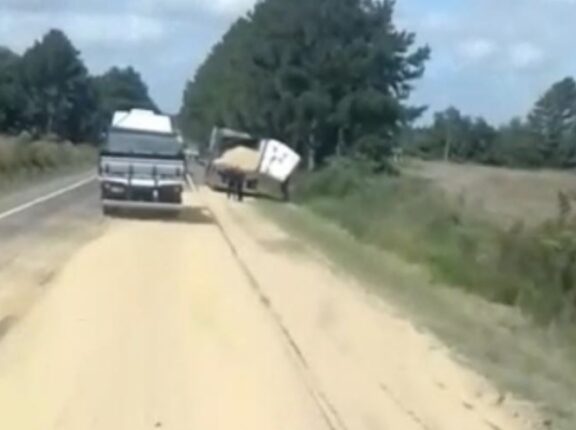 Acidente com três caminhões deixa soja espalhada na BR-153