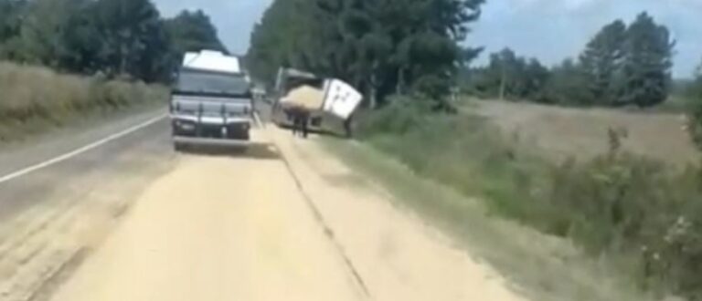 Acidente com três caminhões deixa soja espalhada na BR-153