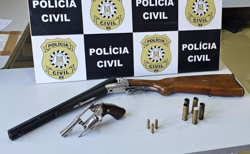 Armas e munições apreendidas estavam escondidas no forro de residência / Foto: Polícia Civil/Divulgação