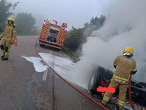 Bombeiros combatem incêndio em caminhão na RSC-471