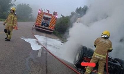 Bombeiros combatem incêndio em caminhão na RSC-471