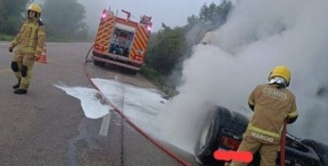 Bombeiros combatem incêndio em caminhão na RSC-471