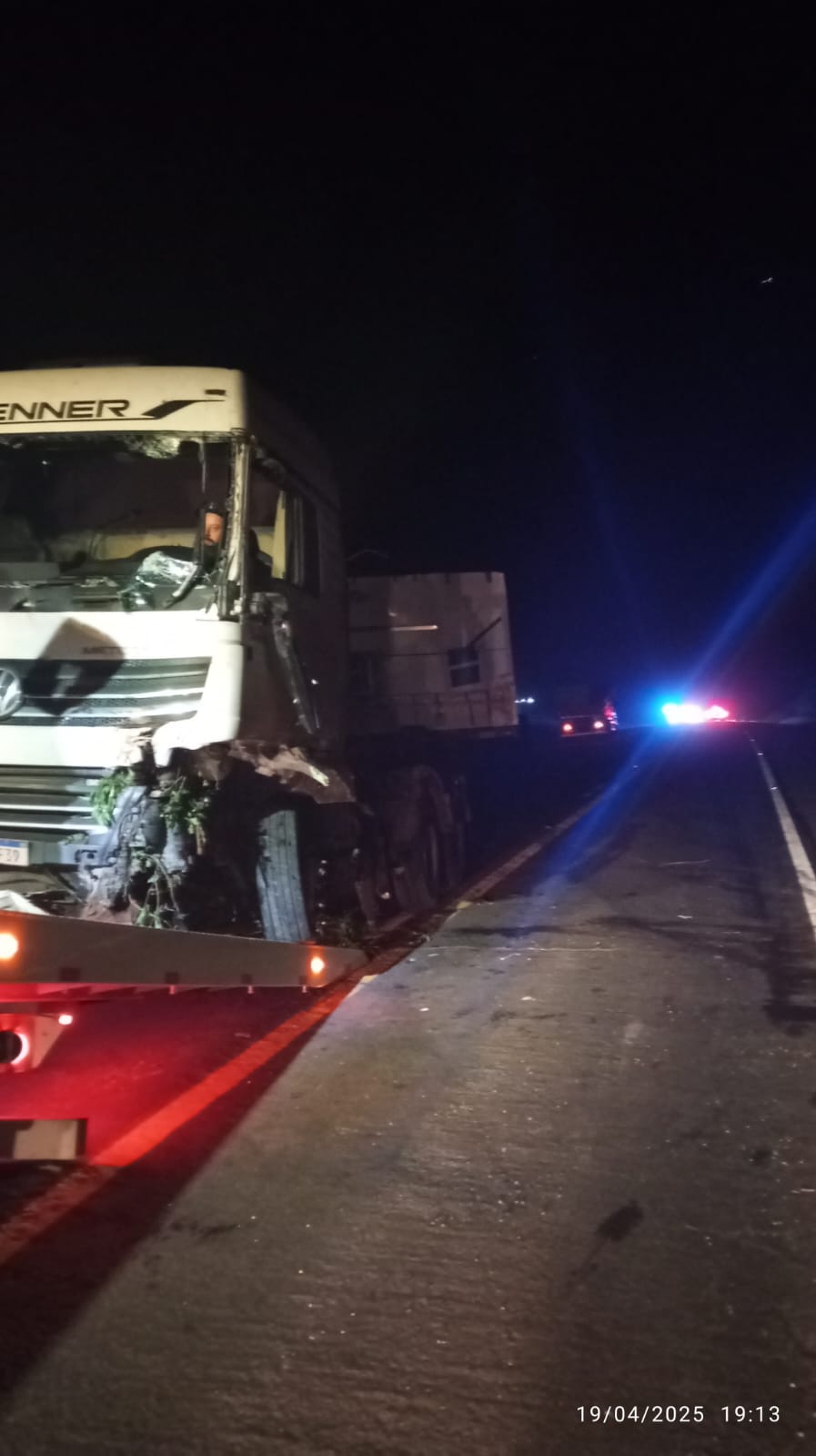 Retirada de caminhão envolvido no acidente na BR-153, na localidade de Enforcados, acontece na noite deste sábado / Foto: PRF/Divulgação