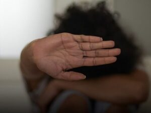 Após 6 feminicídios em 24 horas, Polícia Civil terá canal online para medidas protetivas