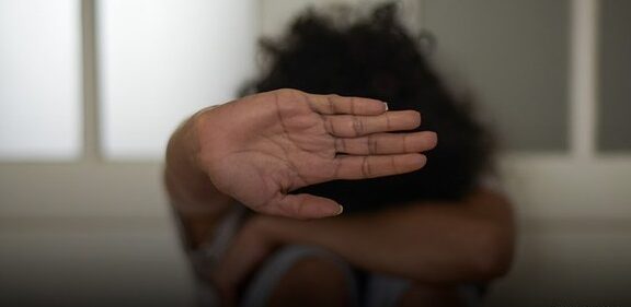 Após 6 feminicídios em 24 horas, Polícia Civil terá canal online para medidas protetivas