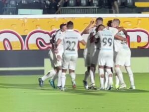 Grêmio abre vantagem, cede empate e segue no Z-4
