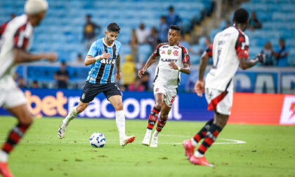 Com 2 de Arrascaeta, Grêmio perde em casa