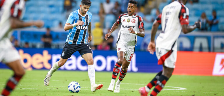 Com 2 de Arrascaeta, Grêmio perde em casa