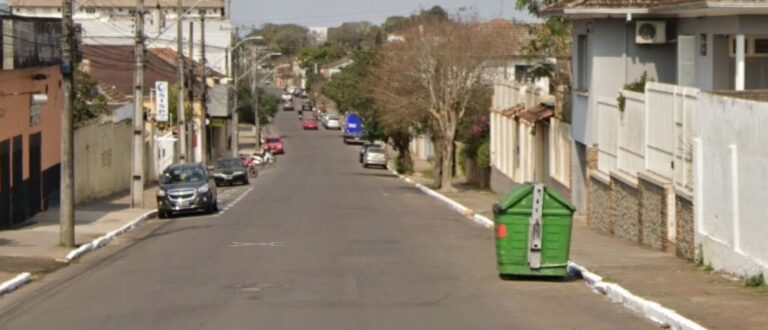 Reparo da Corsan bloqueia trânsito na Pinheiro nesta terça