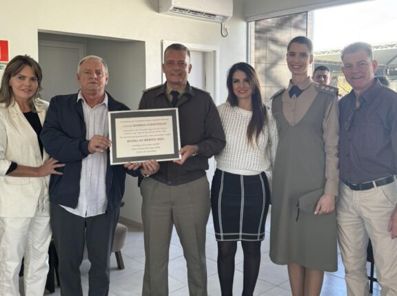 Coronel Rodrigo Schoenfeldt recebe homenagem durante a Expocande