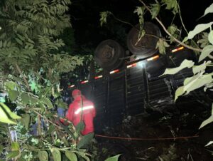 Queda de caminhão em barranco termina em morte na ERS-400