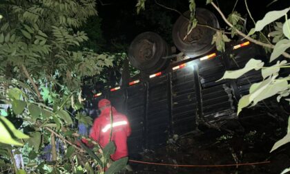 Queda de caminhão em barranco termina em morte na ERS-400