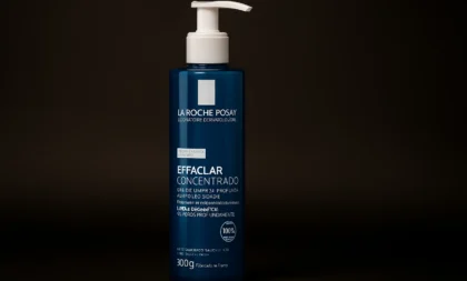 Como controlar a oleosidade da pele sem ressecar com o gel queridinho das dermatologistas