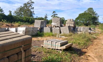 Cemitério Jardim da Paz vira depósito de material para obras