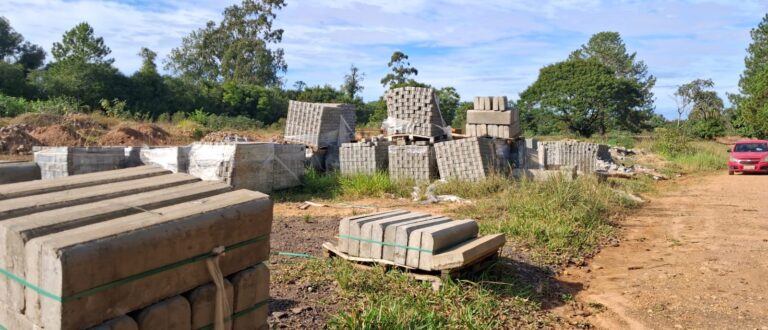 Cemitério Jardim da Paz vira depósito de material para obras
