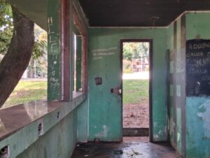Vandalismo toma conta de quiosque no centro da cidade