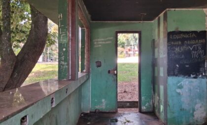 Vandalismo toma conta de quiosque no centro da cidade