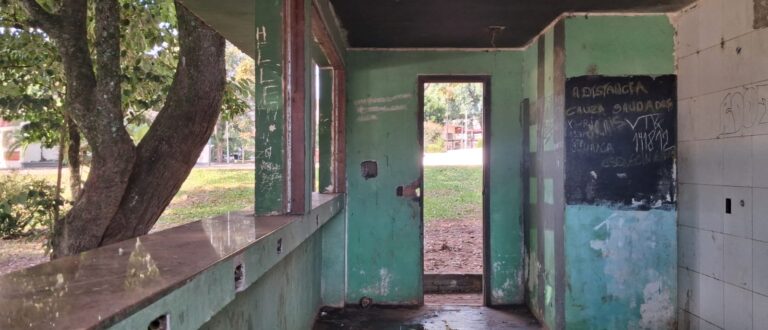 Vandalismo toma conta de quiosque no centro da cidade