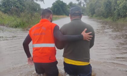 VÍDEO – Confira o resgate no Taboão de duas pessoas ilhadas por causa da chuva